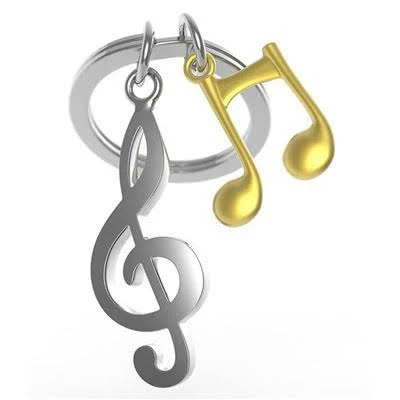 Argola de aço resistente unida ao Porta-chaves Clave de Sol Metalmorphose de alta qualidade. Primeiramente, o plano aproximado destaca a pequena nota musical com ligadura presa ao amuleto.