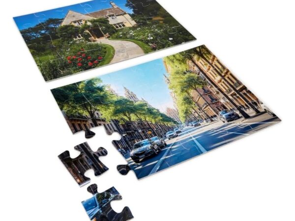 Criança montando quebra-cabeça educativo World in Pieces de 24 peças