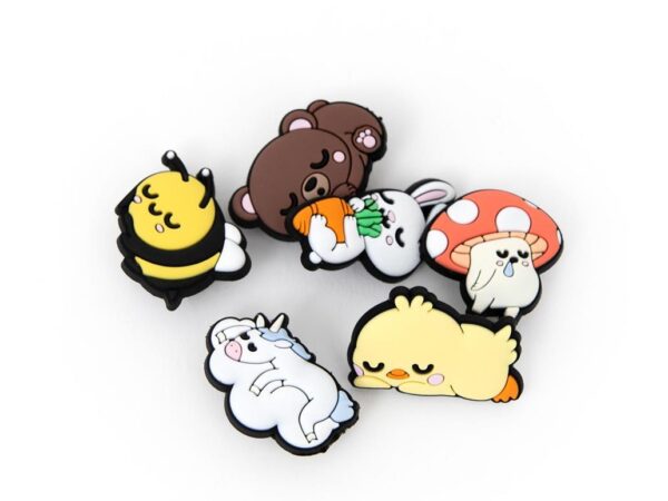 Caderno A5 com charms decorativos e capa de silicone".