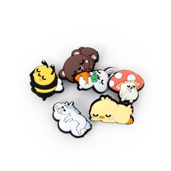 Caderno A5 com charms decorativos e capa de silicone".