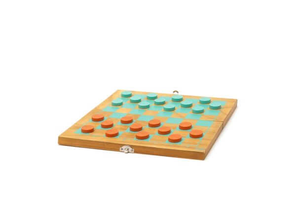 Pormenor das peças de madeira do Jogo de Xadrez e Damas Legami Wooden com acabamento clássico