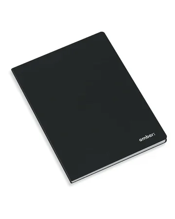 Caderno quadriculado ambar agrafado A4 na cor preta com capa mole flexível e miolo interior em quadrícula.
