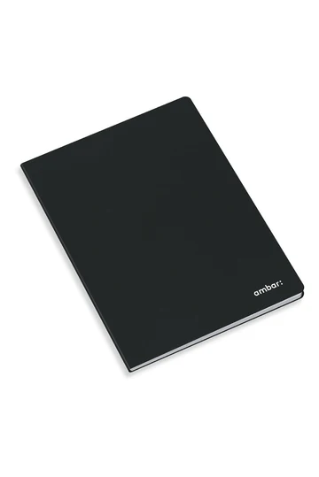 5601199166734 Caderno quadriculado ambar agrafado A4 na cor preta com capa mole flexível e miolo interior em quadrícula.