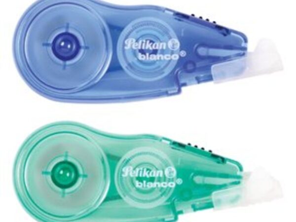 Fita corretora pelikan Maxi com corpo plástico transparente e azul mostrando o rolo de fita seca no interior. formato ergonómico e escrita imediata em cores sortidas.
