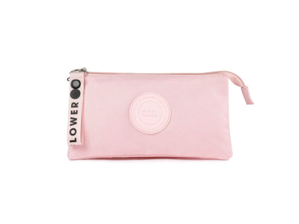 Compre o Estojo Triplo Retangular Candy Campus Moonflower Rosa. Possui 3 divisórias com fecho, formato prático e grande capacidade para organizar todo o material escolar.