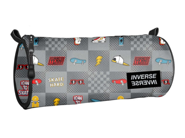 Compre o Estojo Escolar Redondo Fingerboard Teen Inverse da Ambar. Design moderno de skate, formato compacto e máxima resistência para canetas e lápis.