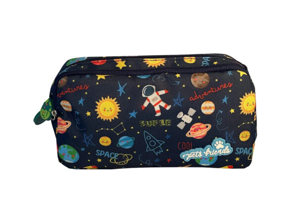 Compre o Estojo Triplo Ambar Pets Friends Espaço. Possui 3 compartimentos com fecho, design divertido e grande capacidade para organizar todo o material escolar.