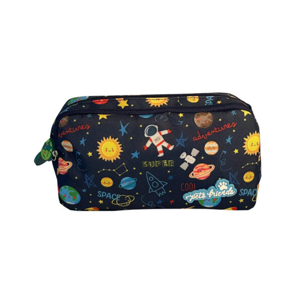 Compre o Estojo Triplo Ambar Pets Friends Espaço. Possui 3 compartimentos com fecho, design divertido e grande capacidade para organizar todo o material escolar.