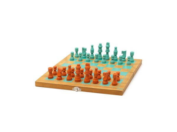 Tabuleiro de madeira do Jogo de Xadrez e Damas Legami com peças coloridas em posição de jogo