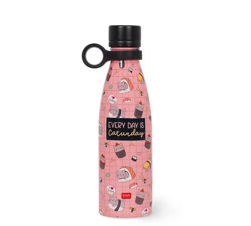 Compre a Garrafa Térmica Legami 500ml "Everyday is Caturday". Mantém bebidas quentes (12h) e frias (24h). Design de gatos e sushi, aço inox e sem BPA. Envio rápido!