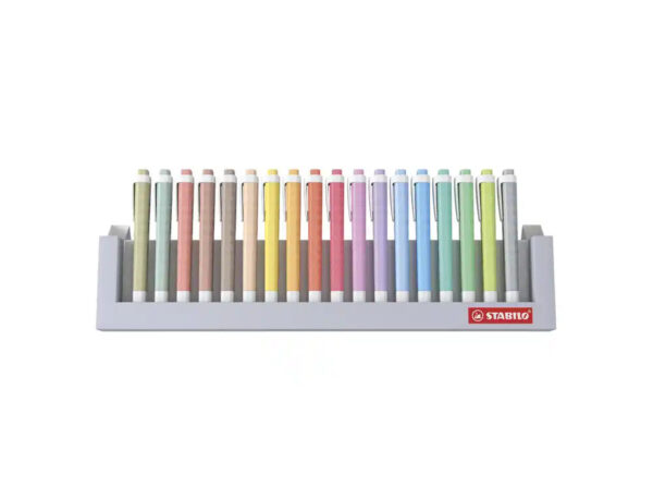 marcadores de texto STABILO swing cool deskset com 18 cores sobre a secretária.
