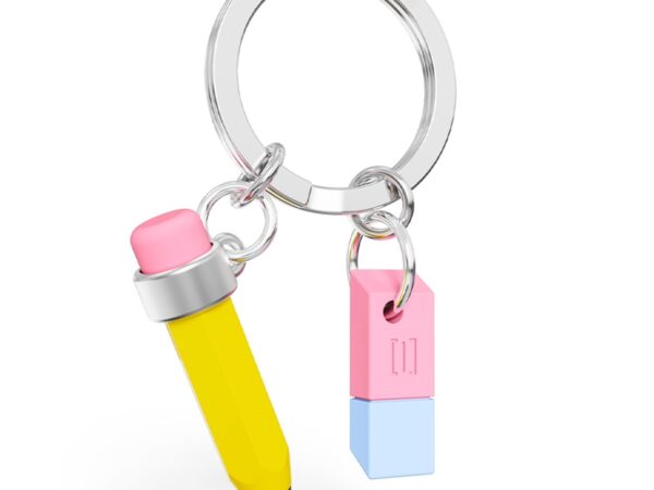 O Porta-chaves Lápis Infinito e Borracha Metalmorphose exibe um pendente em formato de lápis amarelo clássico. Além disso, o Porta-chaves Lápis Infinito e Borracha Metalmorphose inclui uma miniatura de borracha rosa e azul sobre um fundo branco.