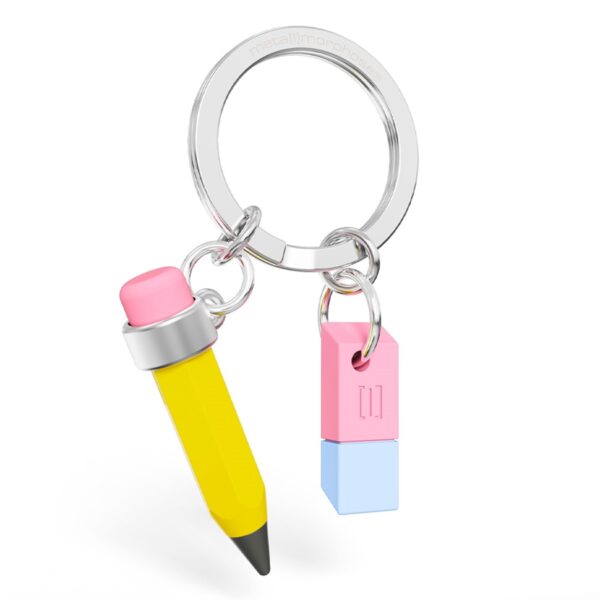 O Porta-chaves Lápis Infinito e Borracha Metalmorphose exibe um pendente em formato de lápis amarelo clássico. Além disso, o Porta-chaves Lápis Infinito e Borracha Metalmorphose inclui uma miniatura de borracha rosa e azul sobre um fundo branco.