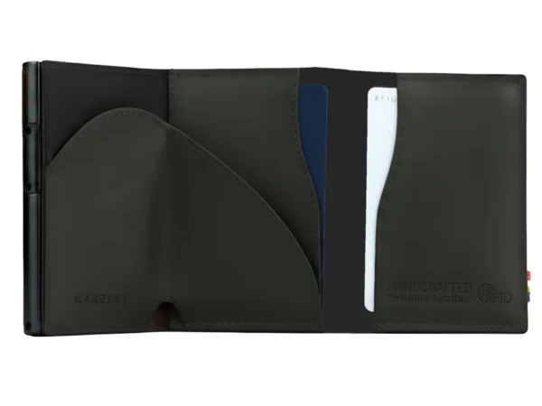 A Carteira Garzini MagSafe Metal Wallet Preta surge aberta sobre um fundo branco. Além disso, a Carteira Garzini MagSafe Metal Wallet Preta revela os seus compartimentos internos para cartões bancários.