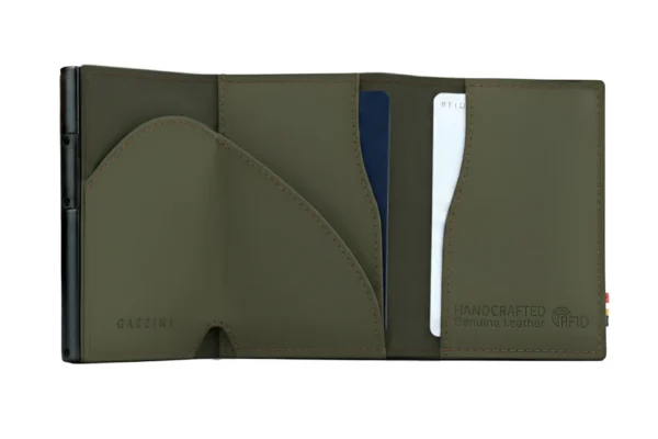 O gatilho inferior ejeta os cartões de forma escalonada na Carteira Garzini MagSafe Metal Wallet Verde Azeitona. Primeiramente, a imagem realça o design moderno. Contudo, a Carteira Garzini MagSafe Metal Wallet Verde Azeitona também exibe costuras muito precisas.