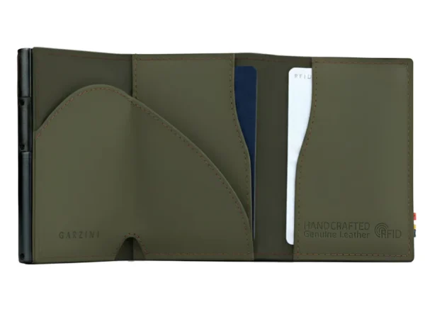 O gatilho inferior ejeta os cartões de forma escalonada na Carteira Garzini MagSafe Metal Wallet Verde Azeitona. Primeiramente, a imagem realça o design moderno. Contudo, a Carteira Garzini MagSafe Metal Wallet Verde Azeitona também exibe costuras muito precisas.