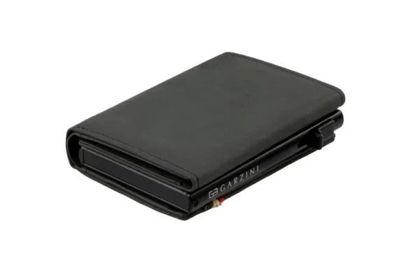 Uma perspetiva lateral foca a espessura reduzida da Carteira Garzini MagSafe Metal Wallet Preta. Portanto, a Carteira Garzini MagSafe Metal Wallet Preta fixa-se ao telemóvel sem acrescentar qualquer volume desconfortável.