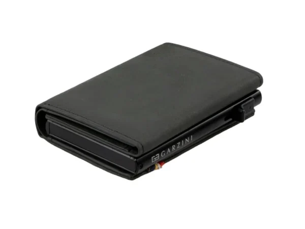 Uma perspetiva lateral foca a espessura reduzida da Carteira Garzini MagSafe Metal Wallet Preta. Portanto, a Carteira Garzini MagSafe Metal Wallet Preta fixa-se ao telemóvel sem acrescentar qualquer volume desconfortável.