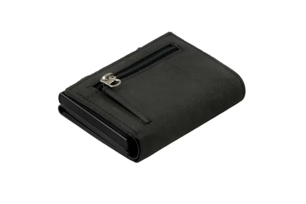 A face traseira macia compõe a estrutura da Carteira Garzini MagSafe Metal Wallet Preta. Dessa forma, a Carteira Garzini MagSafe Metal Wallet Preta garante uma aderência firme e antiderrapante em qualquer capa magnética.
