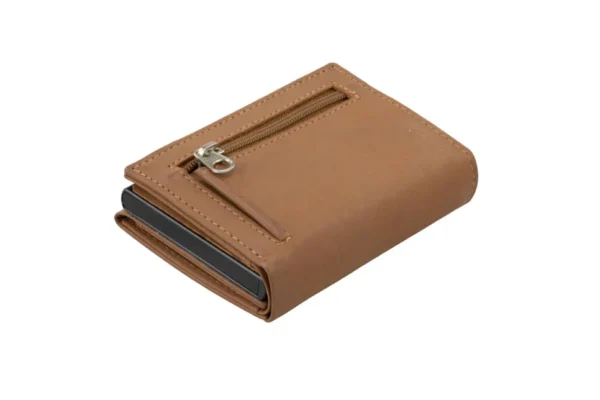 A placa de alumínio azul fosco contrasta com a pele da Carteira Garzini MagSafe Metal Wallet Azul Camel. Primeiramente, a imagem realça o design moderno. Contudo, a Carteira Garzini MagSafe Metal Wallet Azul Camel também exibe costuras muito precisas.