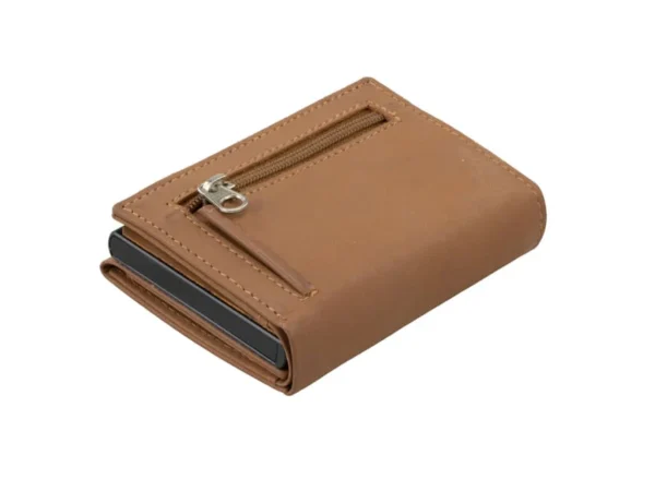 A placa de alumínio azul fosco contrasta com a pele da Carteira Garzini MagSafe Metal Wallet Azul Camel. Primeiramente, a imagem realça o design moderno. Contudo, a Carteira Garzini MagSafe Metal Wallet Azul Camel também exibe costuras muito precisas.