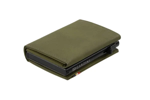 5430003139905 A Carteira Garzini MagSafe Metal Wallet Verde Azeitona surge aberta sobre um fundo branco. Além disso, a Carteira Garzini MagSafe Metal Wallet Verde Azeitona destaca-se pela sua elegante textura de couro legítimo.