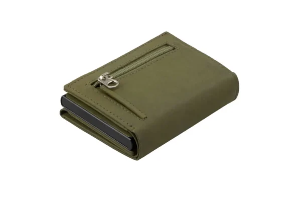 O logótipo minimalista marca a superfície da Carteira Garzini MagSafe Metal Wallet Verde Azeitona. Por outro lado, a Carteira Garzini MagSafe Metal Wallet Verde Azeitona demonstra segurança total contra leituras não autorizadas.