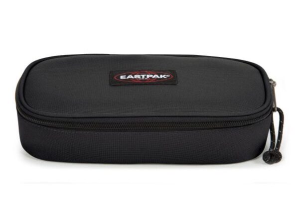 Estojo Eastpak Oval Single preto clássico em formato estruturado visto de frente.