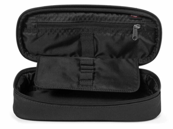 Interior do estojo Eastpak preto oval aberto destacando a aba com elásticos organizadores.