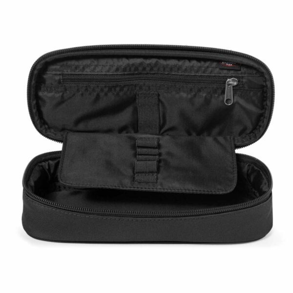 Interior do estojo Eastpak preto oval aberto destacando a aba com elásticos organizadores.