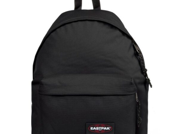 Mochila Eastpak Padded Pak'r preta clássica vista de frente com bolso frontal.