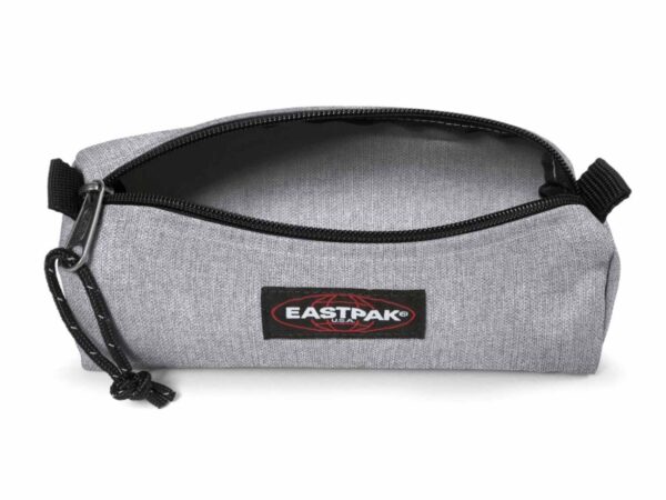 Puxador de fecho com corda preta texturada no estojo cilíndrico Eastpak cinzento.