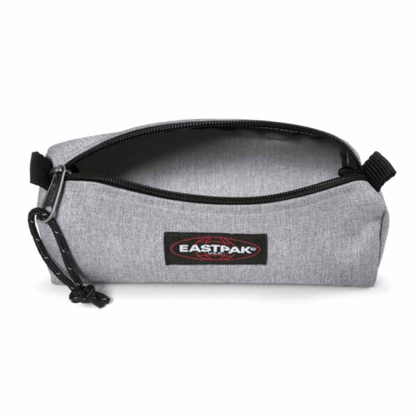 Puxador de fecho com corda preta texturada no estojo cilíndrico Eastpak cinzento.