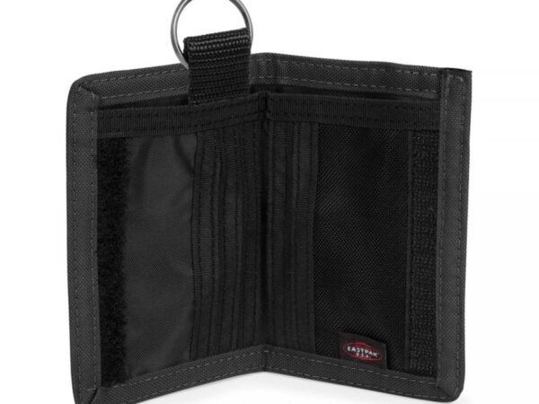 Interior da carteira Eastpak Mini Crew preta aberta com ranhuras para cartões e porta-moedas.