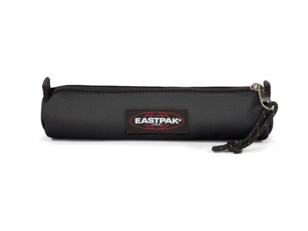 Estojo Eastpak Round Slim preto clássico em formato cilíndrico fino visto de frente.