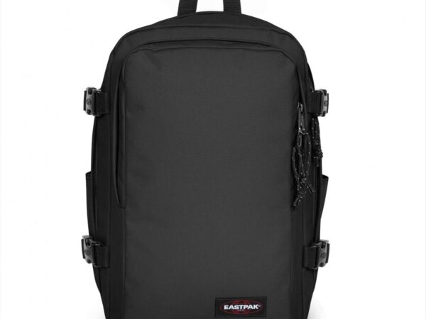 Mochila Eastpak Travelpack preta de 42 litros com correias de compressão laterais vista de frente.