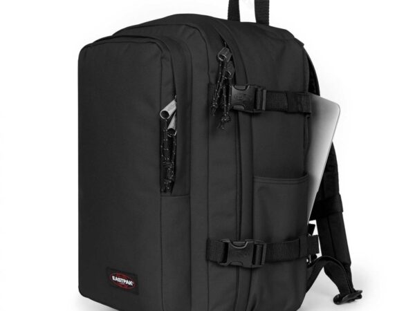 Vista de perfil da mochila de cabine Eastpak preta destacando as fivelas de ajuste e bolsos.