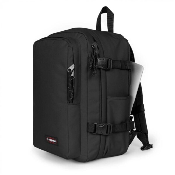 Vista de perfil da mochila de cabine Eastpak preta destacando as fivelas de ajuste e bolsos.