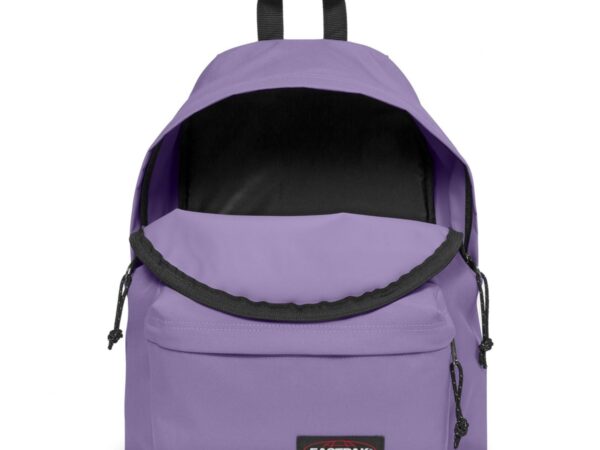 Bolso frontal com fecho e logótipo original na mochila Eastpak lilás modelo