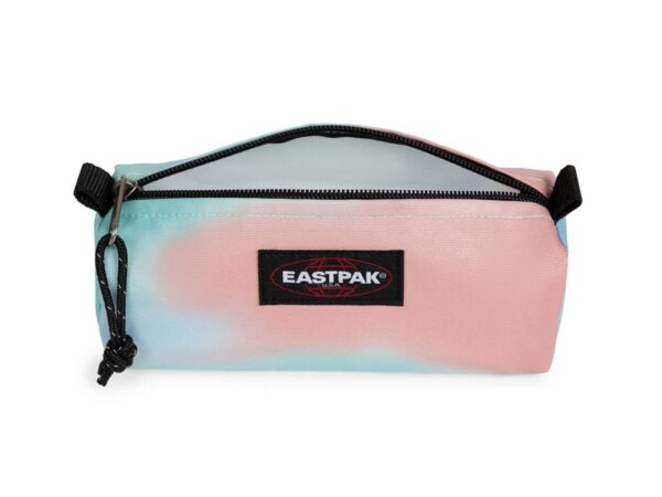 Logótipo retangular clássico da marca costurado no centro do estojo Eastpak gradiente.