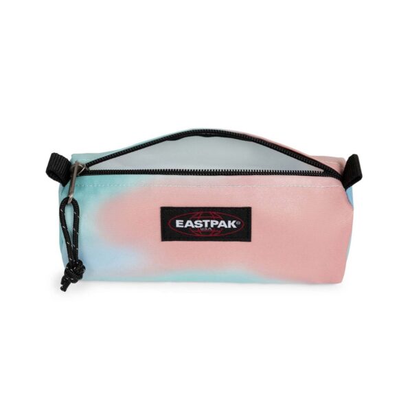 Logótipo retangular clássico da marca costurado no centro do estojo Eastpak gradiente.