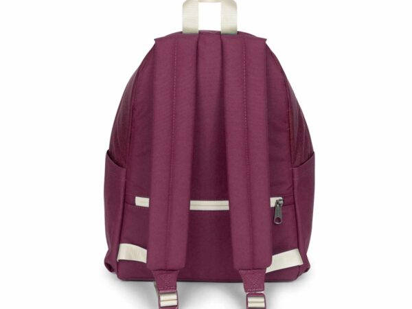 Detalhe do bolso lateral elástico para garrafa de água na mochila Eastpak bordeaux.