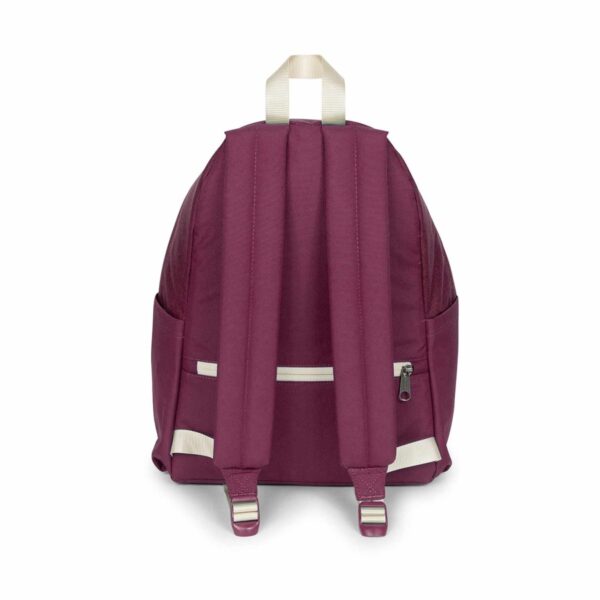 Detalhe do bolso lateral elástico para garrafa de água na mochila Eastpak bordeaux.