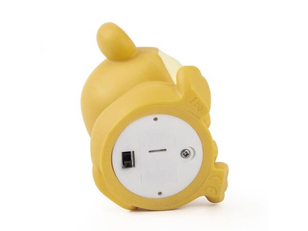 Detalhe da base da Luz de Presença Mini Macaco Dhink com compartimento de pilhas.