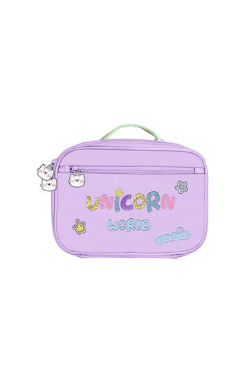 Saco lanche térmico Unicorn World da Ambar em tom roxo com pega superior e fecho decorado com gatinho.
