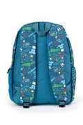 Mochila escolar azul-escura com padrão de desenhos sobre futebol, exibindo um bolso frontal azul-petróleo com um patch redondo escrito Soccer e uma bola de futebol no centro.