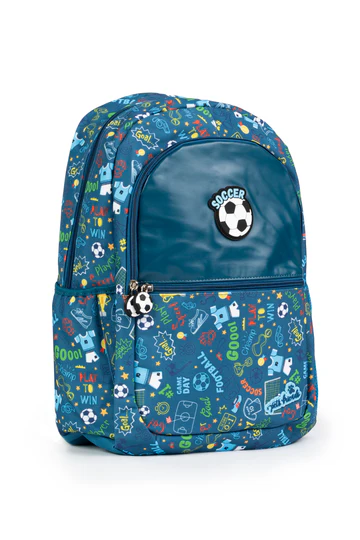 Mochila escolar Soccer Boy da Ambar em tons de azul com padrão de futebol e patch em relevo de bola.
