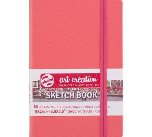 Caderno de apontamentos com capa dura rosa vibrante e elástico de fecho vertical sobre fundo branco.