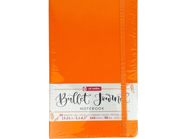 Caderno de apontamentos com capa dura laranja vibrante e elástico de fecho vertical sobre fundo branco.