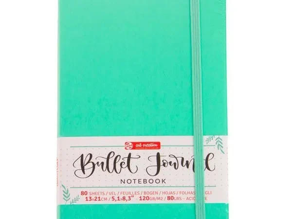 Caderno de apontamentos com capa dura verde menta pastel e elástico de fecho vertical sobre fundo branco.